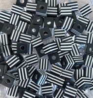 150 g. firkantede sort/hvide acryl perler
